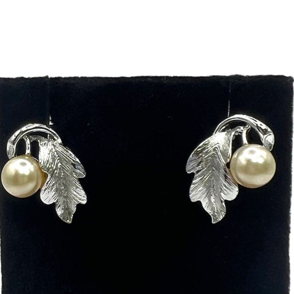 LISNER Vintage 60s Silver Leaf Faux Pearl Screw Back Earrings, Signed - Picture 4 of 11